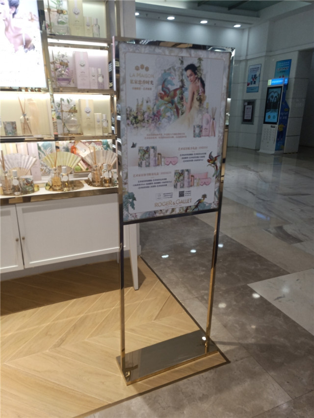 不锈钢木结合展示柜